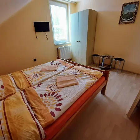 A Chatový Camp U Np Podyjí Penzion